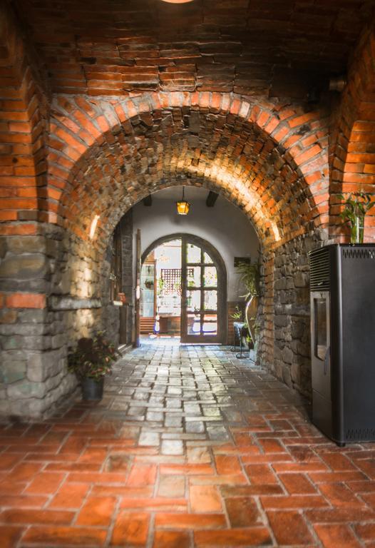 Hotel Restaurant Bujtina E Gjelit ティラナ エクステリア 写真