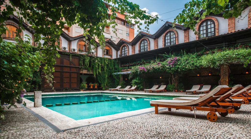 Hotel Restaurant Bujtina E Gjelit ティラナ エクステリア 写真