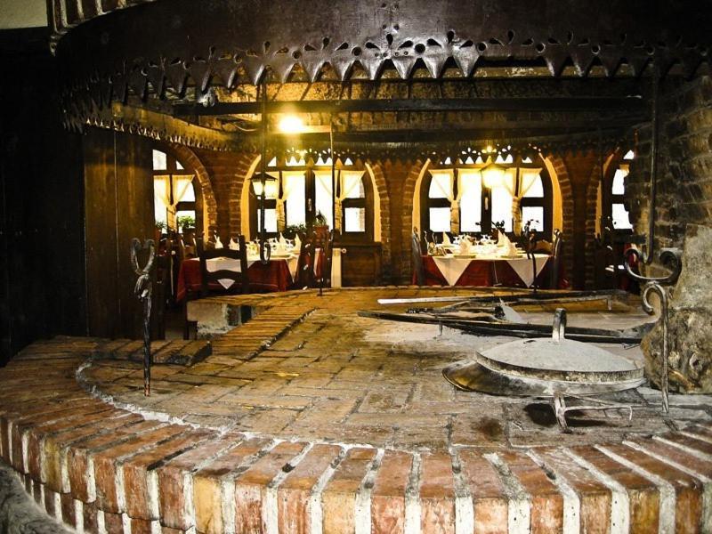 Hotel Restaurant Bujtina E Gjelit ティラナ エクステリア 写真