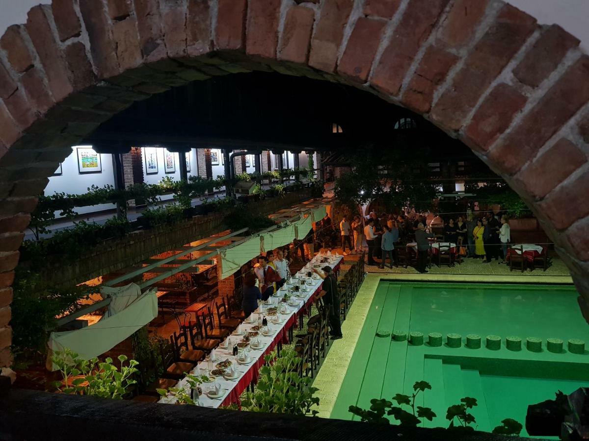 Hotel Restaurant Bujtina E Gjelit ティラナ エクステリア 写真